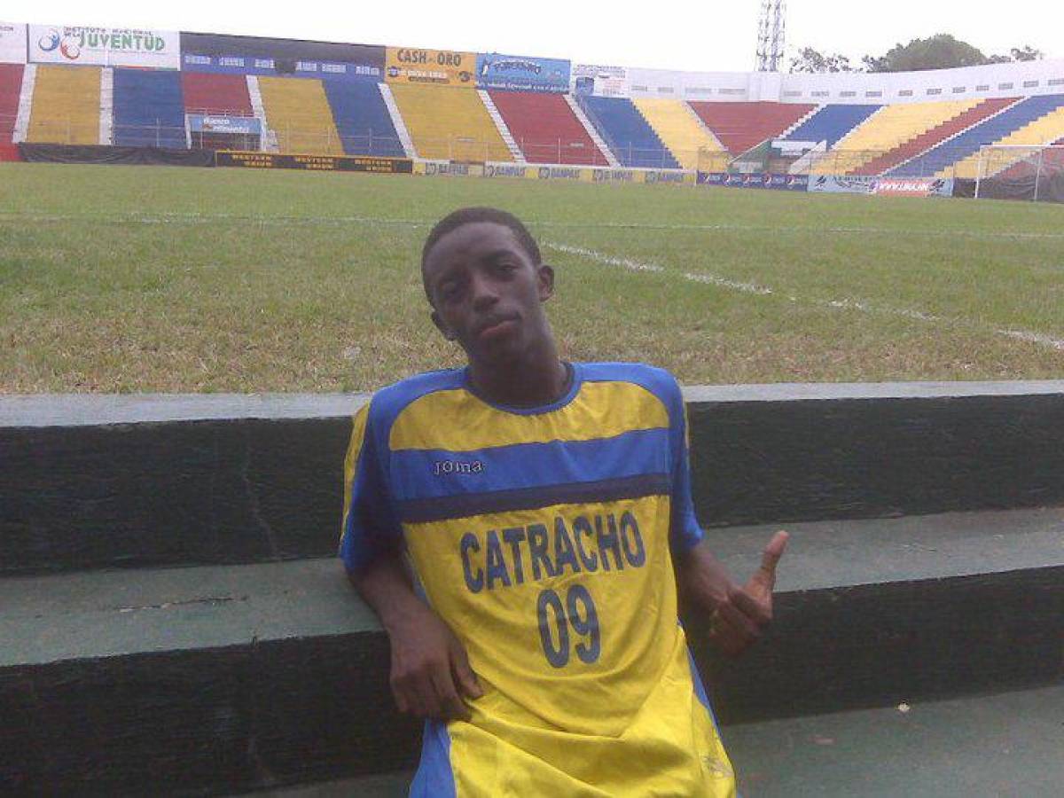 Jugando para Catracho 09 en el estadio Municipal Ceibeño.