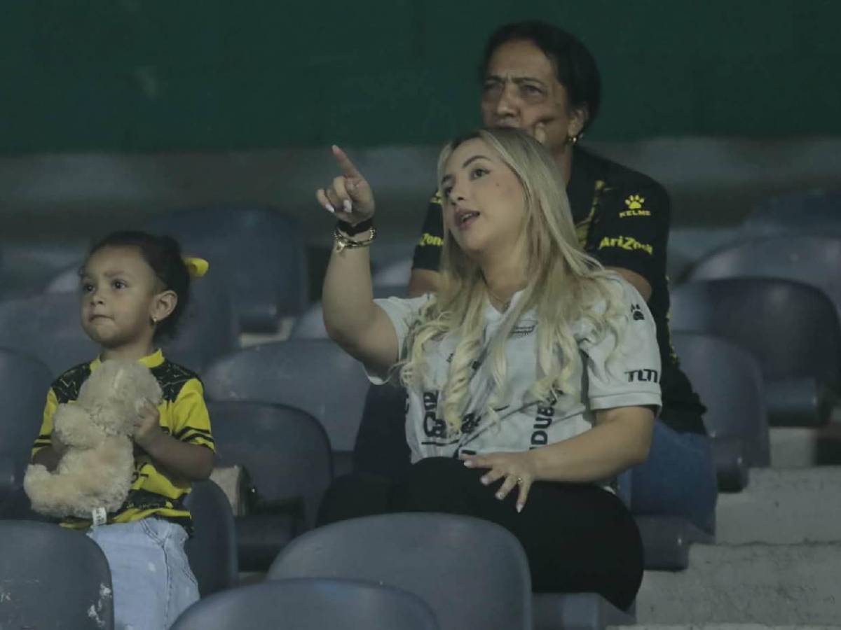 Esposa de jugador y periodistas deslumbran: Bellas chicas en el Real España vs Los Ángeles FC