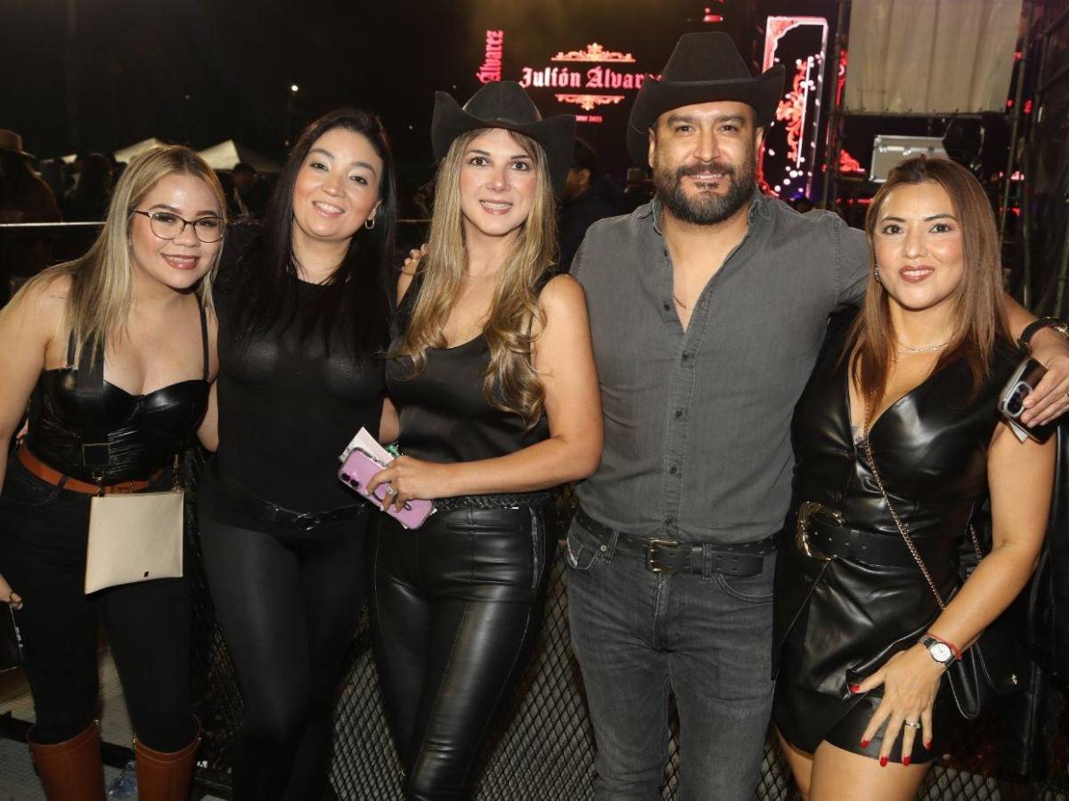 Sombreros, botas y flecos: la moda norteña del público en el concierto de Julión Álvarez