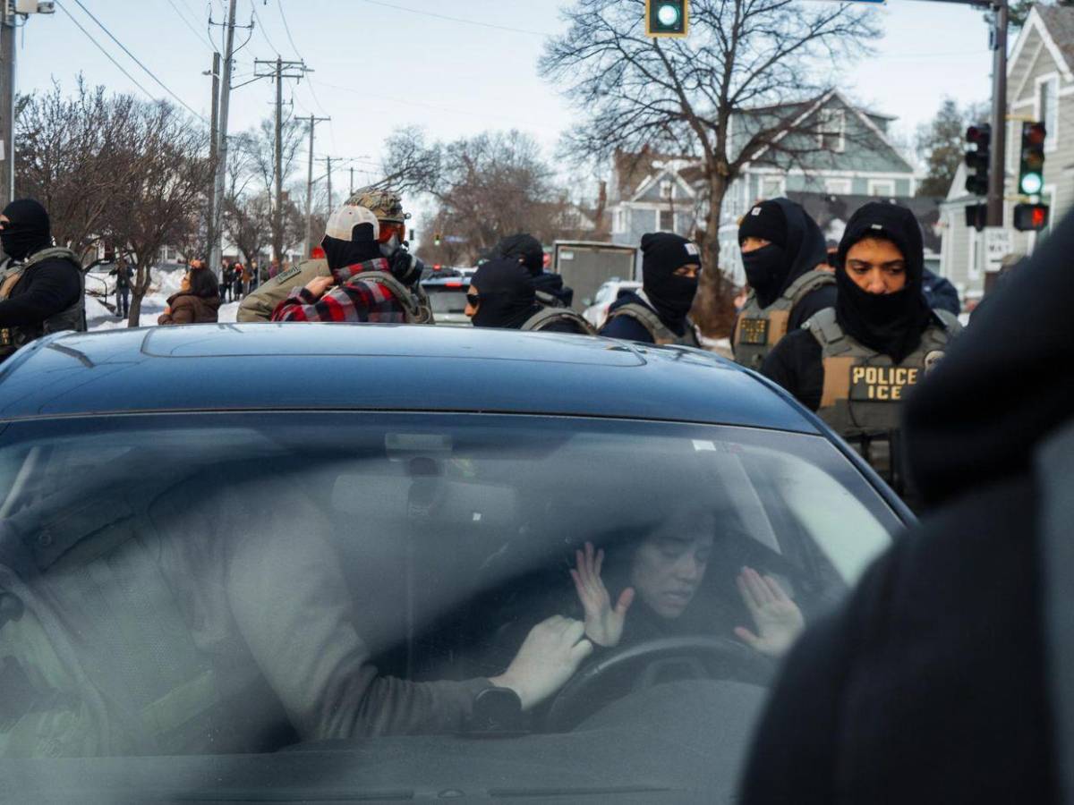 Por la fuerza sacaron a mujer de su carro durante violentas protestas en Minneapolis
