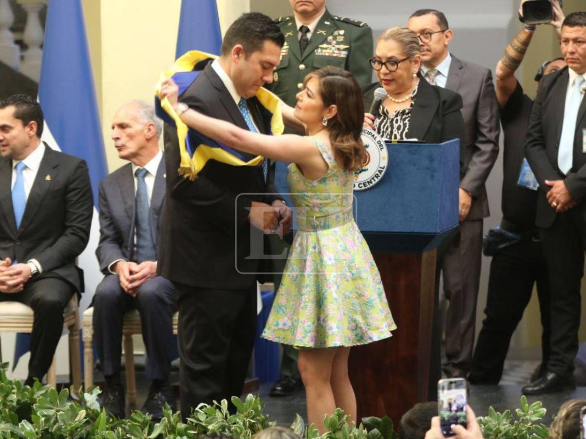 De la mano de su esposa, así recibió la banda municipal Juan Diego Zelaya