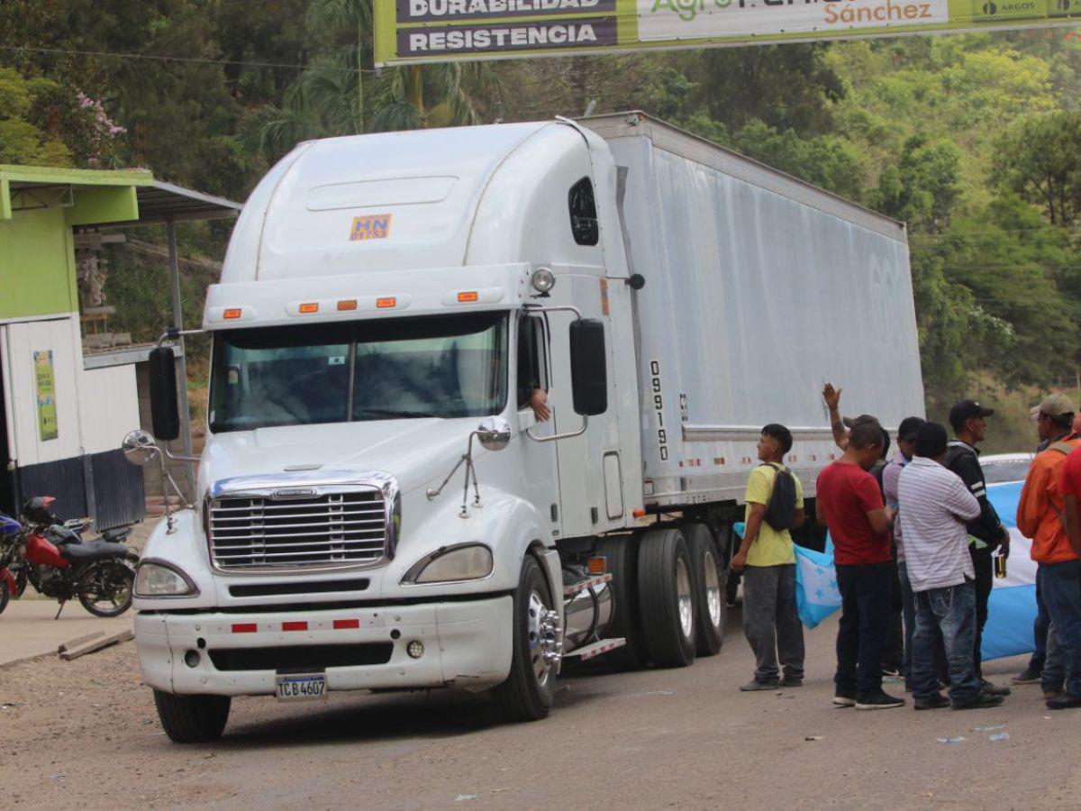 Pobladores bloquean carretera a oriente por lento avance en pavimentación