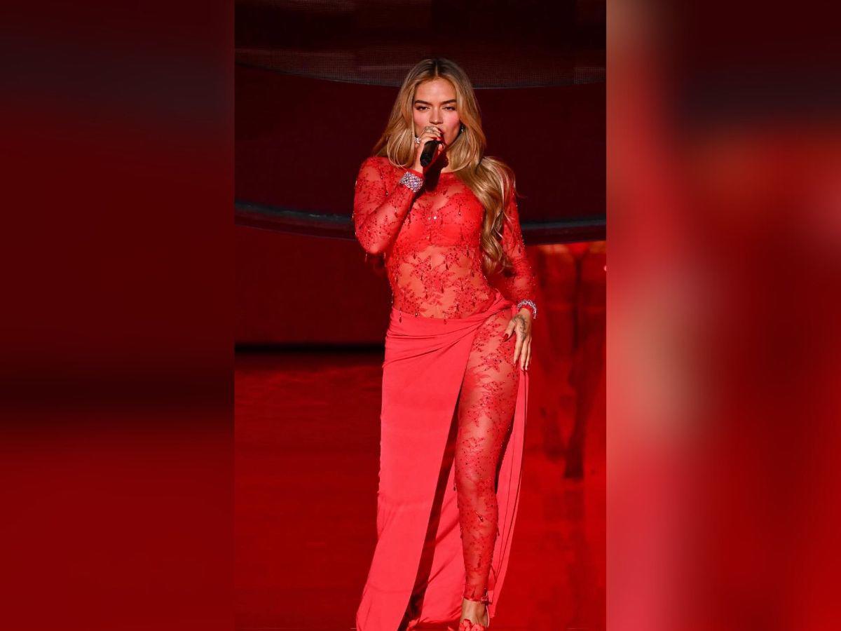 Encaje rojo y alas de ángel: el show de Karol G en el Victoria’s Secret Fashion Show 2025