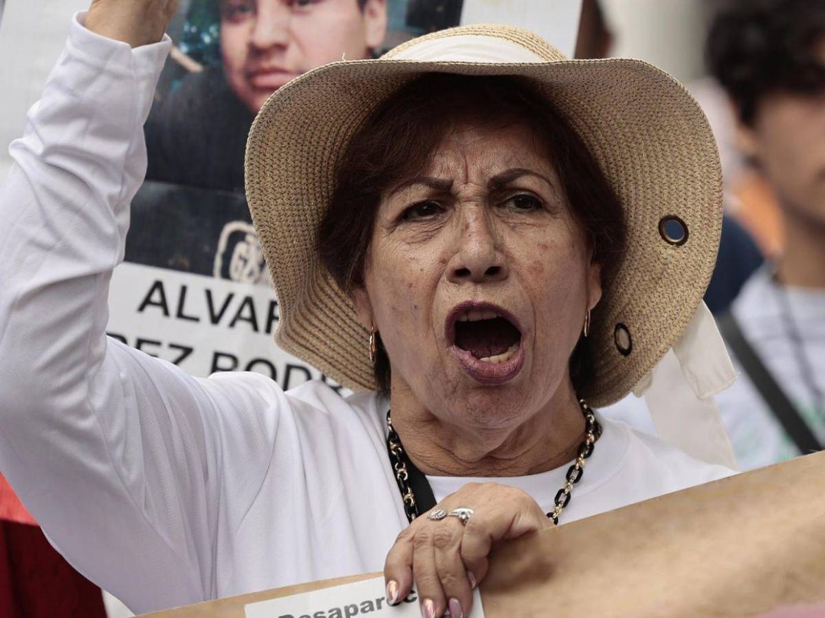 Madres mexicanas marchan el Día de las Madres para exigir justicia por sus hijos desaparecidos