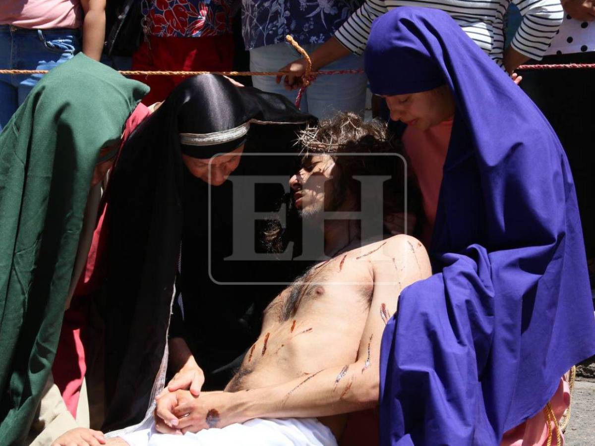 Desde su condena hasta su muerte: así se recorrieron las 14 estaciones del viacrucis