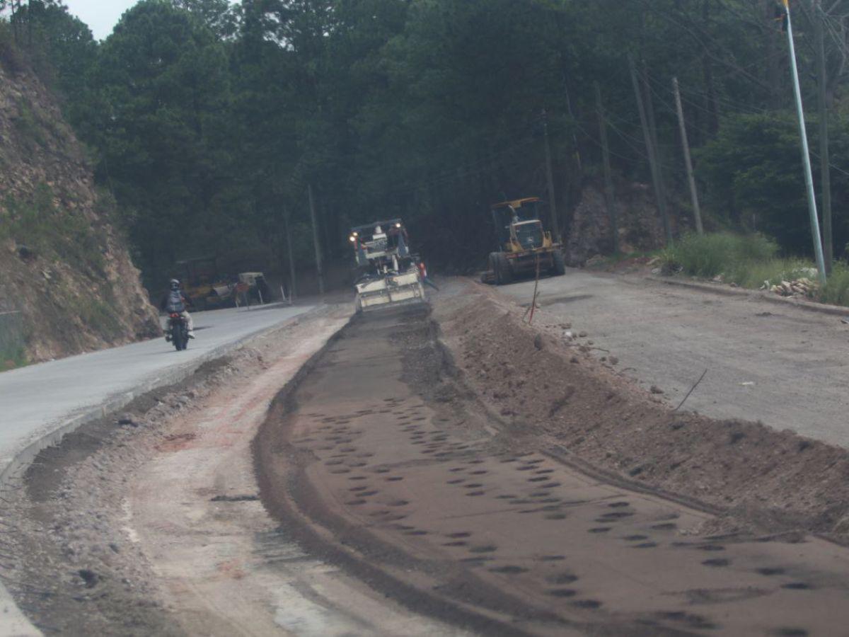 Pobladores bloquean carretera a oriente por lento avance en pavimentación