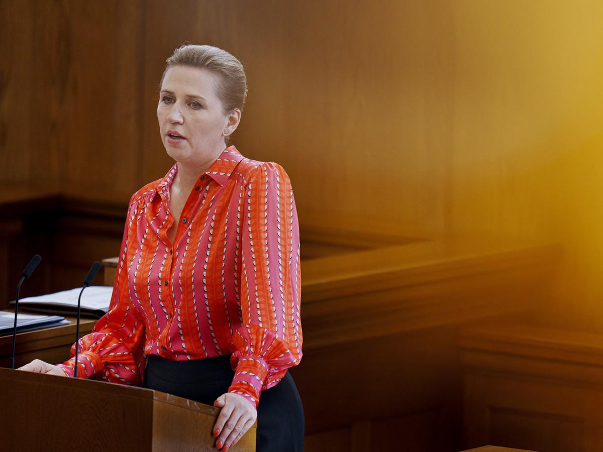 La primera ministra de Dinamarca, Mette Frederiksen, durante el debate de clausura del Parlamento.