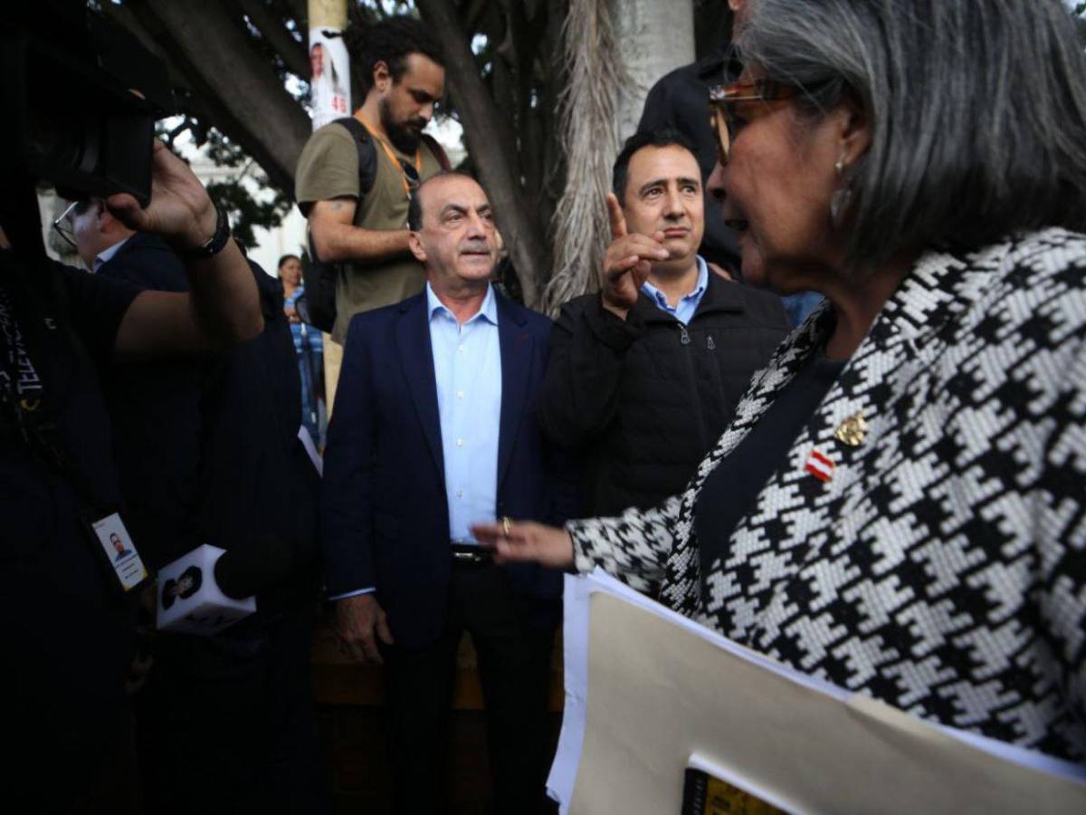 Las imágenes que dejó la sesión de la oposición en los bajos del Congreso Nacional