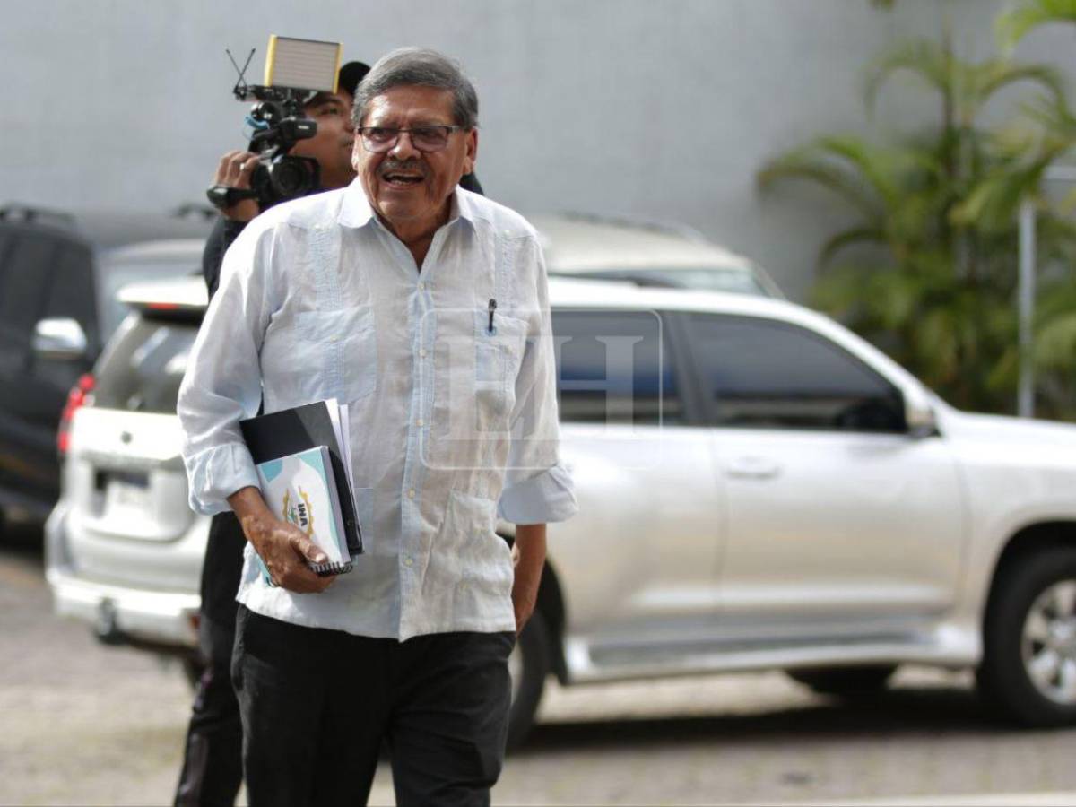 Funcionarios llegan a Casa Presidencial para Consejo de Ministros en medio de controversia por decreto