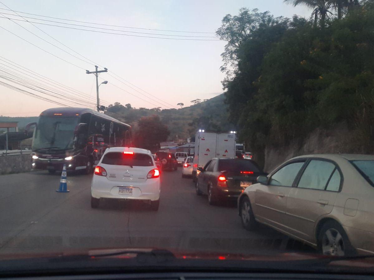 Hasta tres carriles en salida al sur son insuficientes para reducir congestionamiento vial
