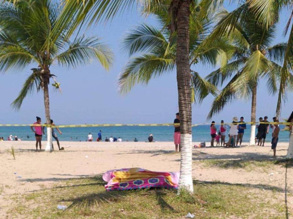 Al pie de una palmera quedaron los cuerpos tendidos de las personas, tras no lograr ser reanimados por elementos de la Cruz Roja y Cuerpo de Bomberos.