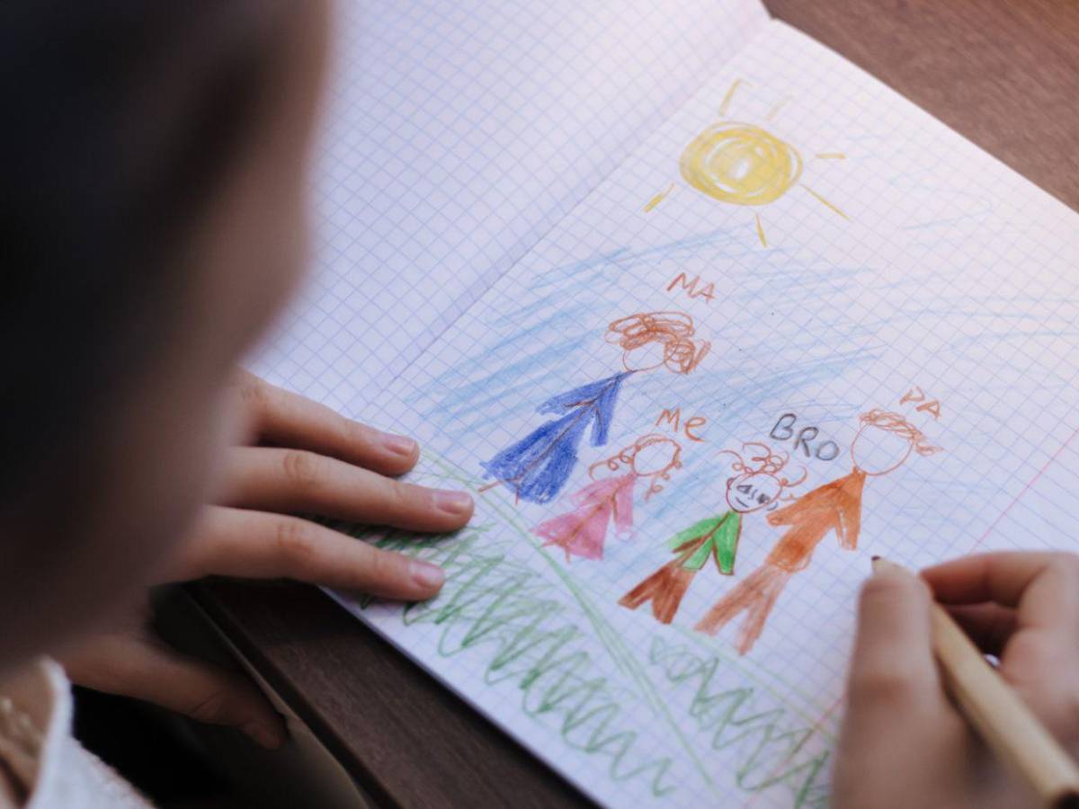 Cae joven acusada de abusar de dos menores cada vez que visitaban a su padre en SPS