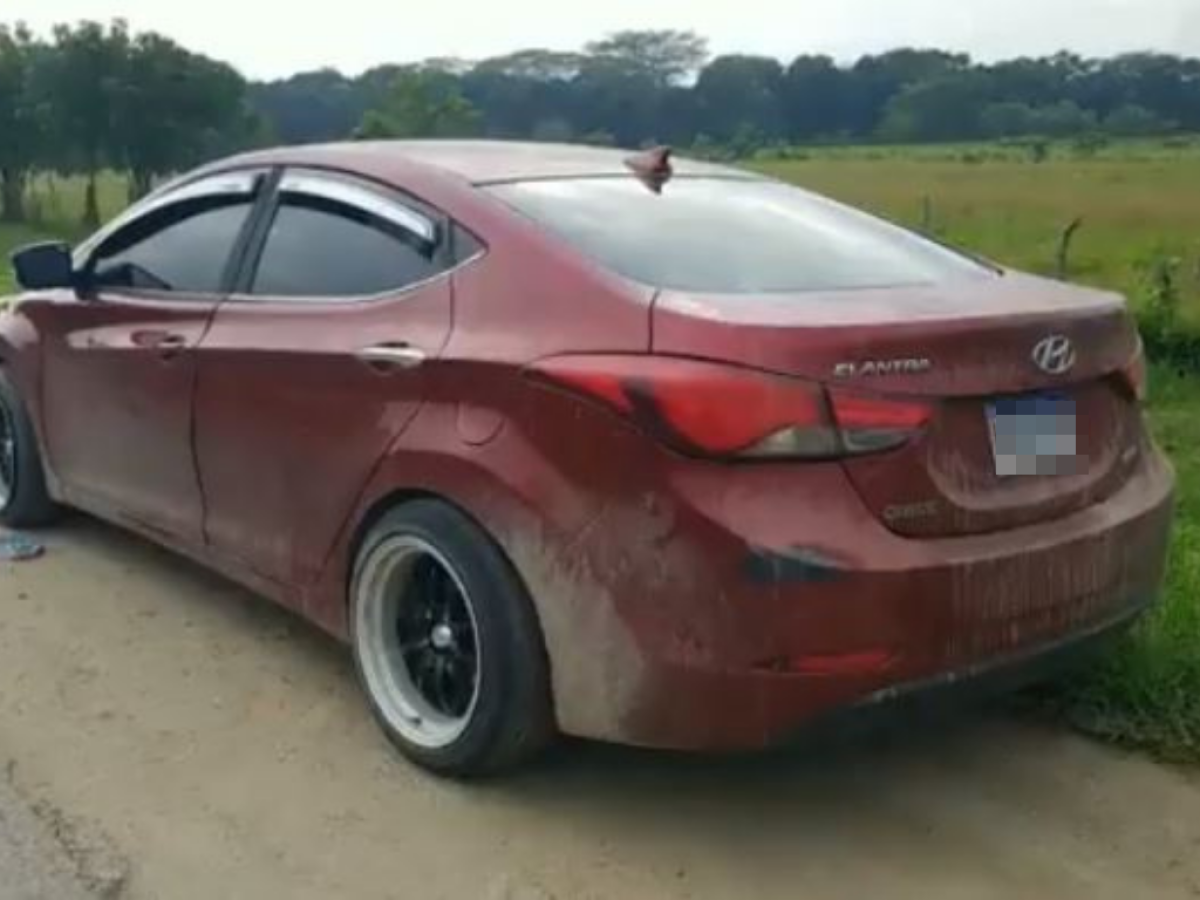 Desnudo y sin vida hallan a hombre dentro de un auto en carretera de San Pedro Sula