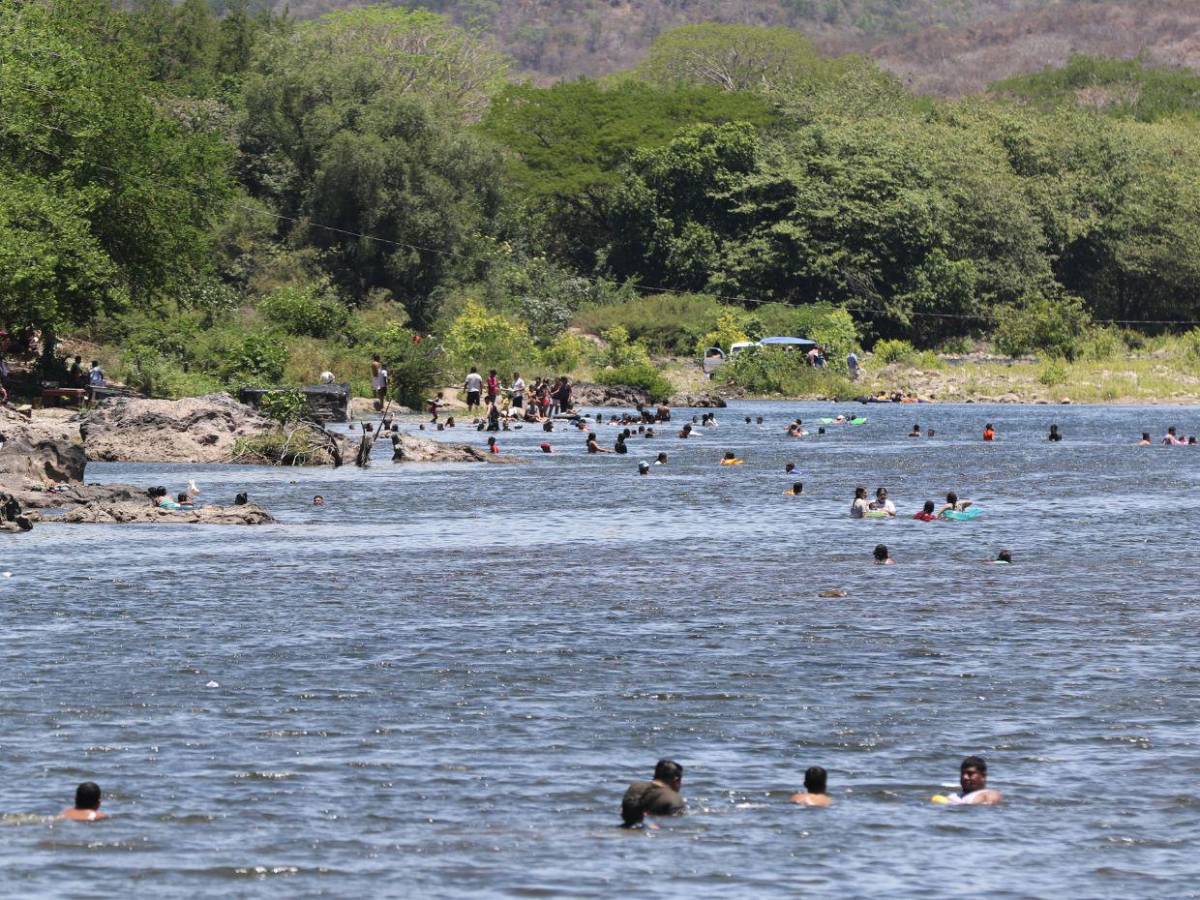 Río Grande, Pespire, abarrotado por veraneantes locales y capitalinos Río Grande, Pespire, abarrotado por veraneantes locales y capitalinos
