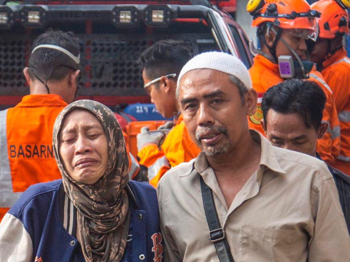 “No sé si sigue vivo o ya está muerto: Angustia tras el derrumbe de un internado en Indonesia