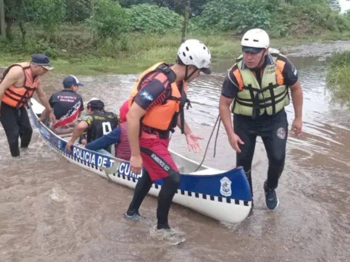 Pareja muere tras quedar atrapada en su auto por fuertes lluvias en Argentina