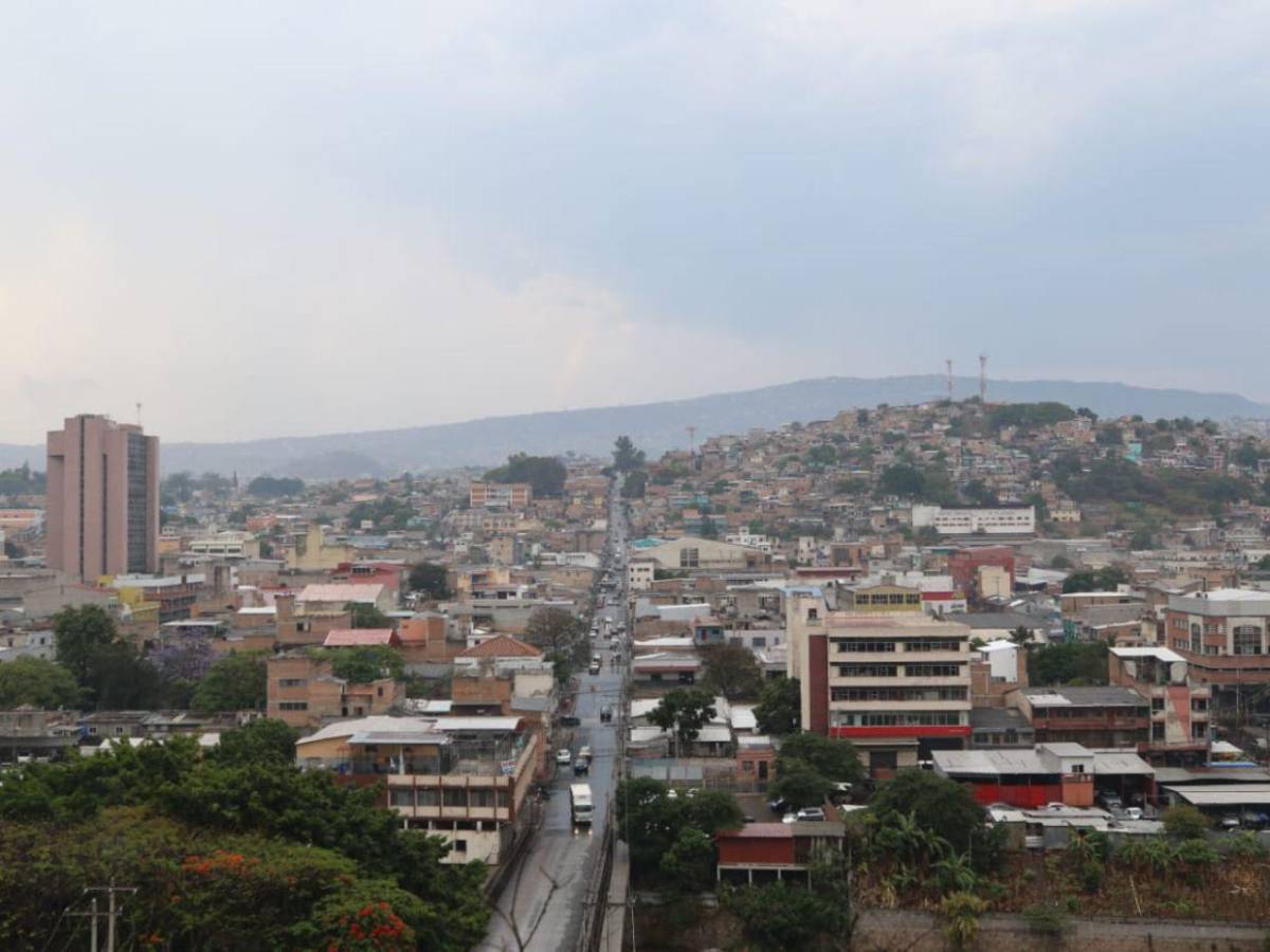Fiel a la tradición: refrescante lluvia cayó sobre la capital en el Día de la Cruz