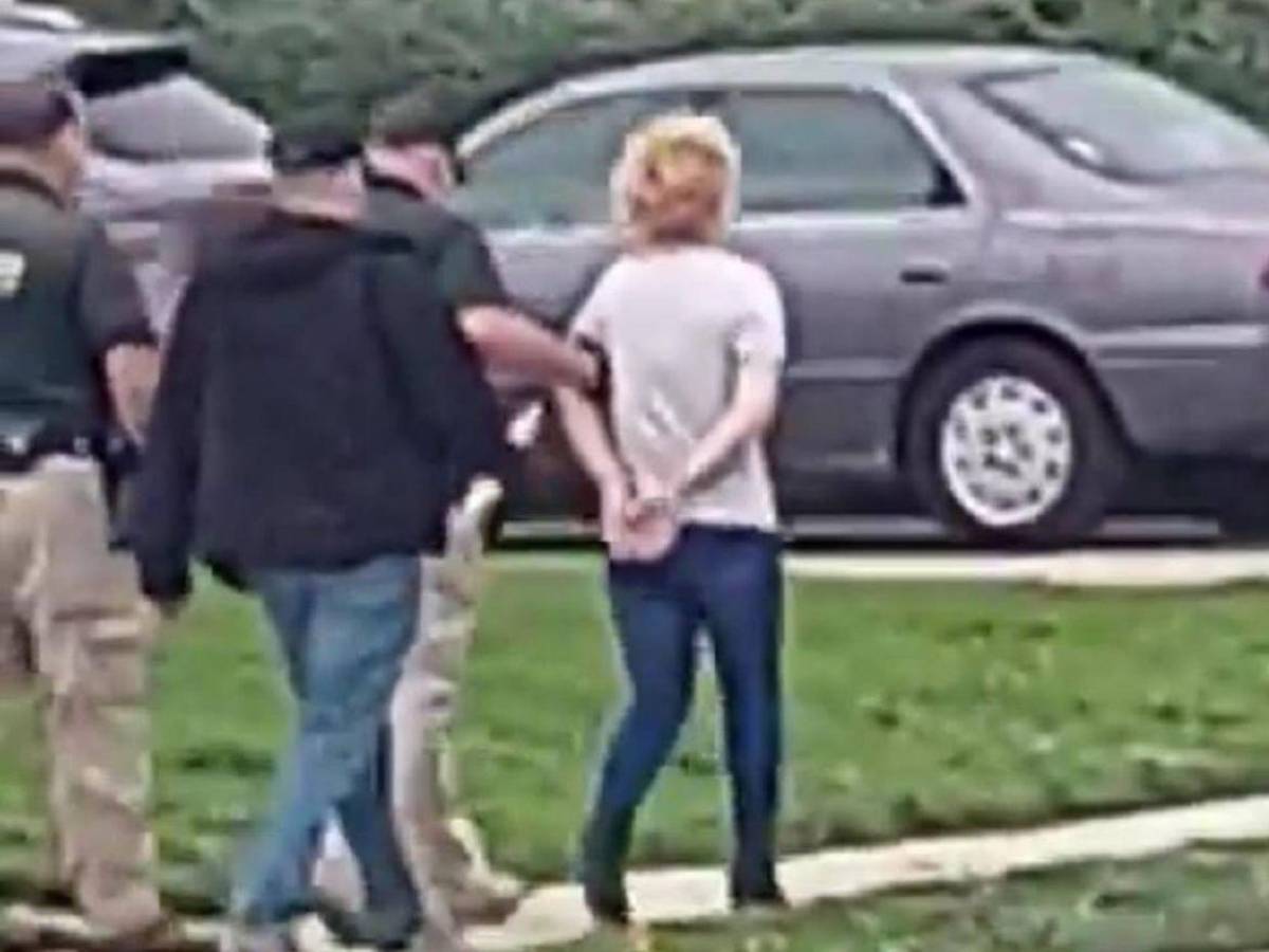 Se fue de viaje con su hija, pero regresó sola: arrestan a mujer en California por asesinato