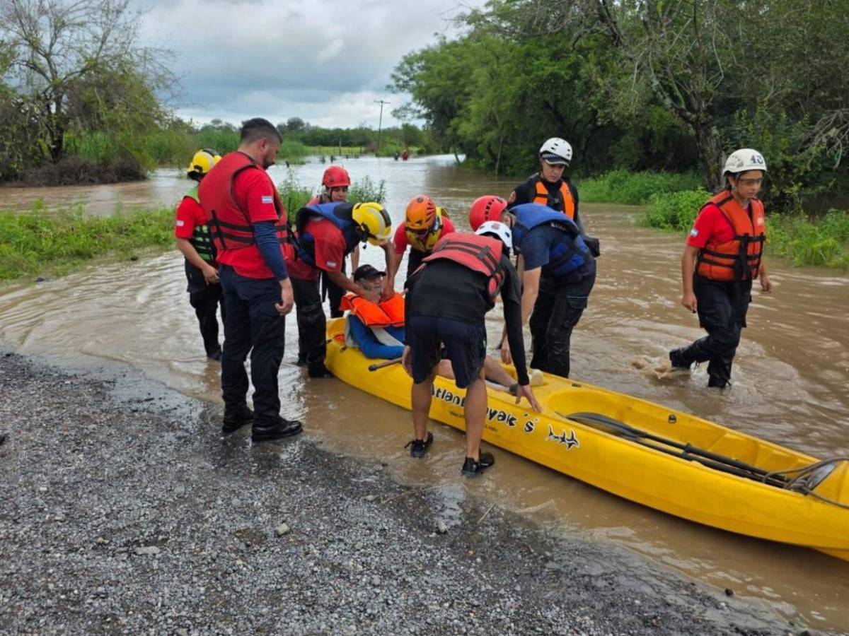 Pareja muere tras quedar atrapada en su auto por fuertes lluvias en Argentina