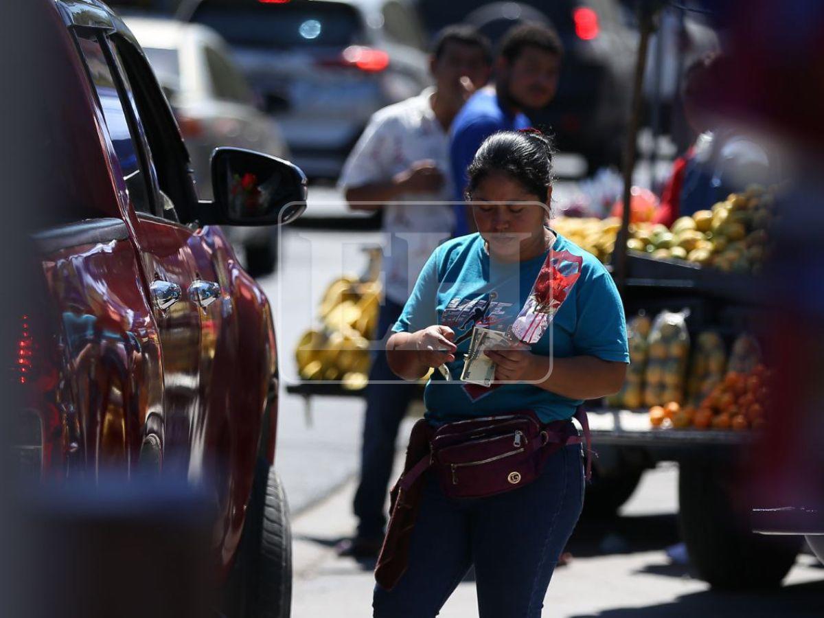 Flores, tazas y globos: así se vive el Día del Amor y la Amistad en la capital
