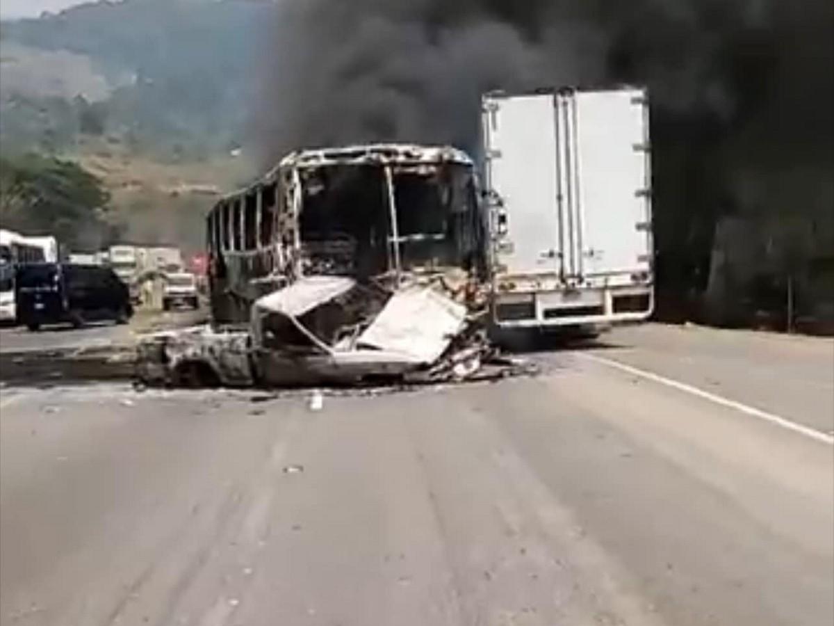 Los vehículos quedaron completamente destruidos en medio de la carretera CA-5.