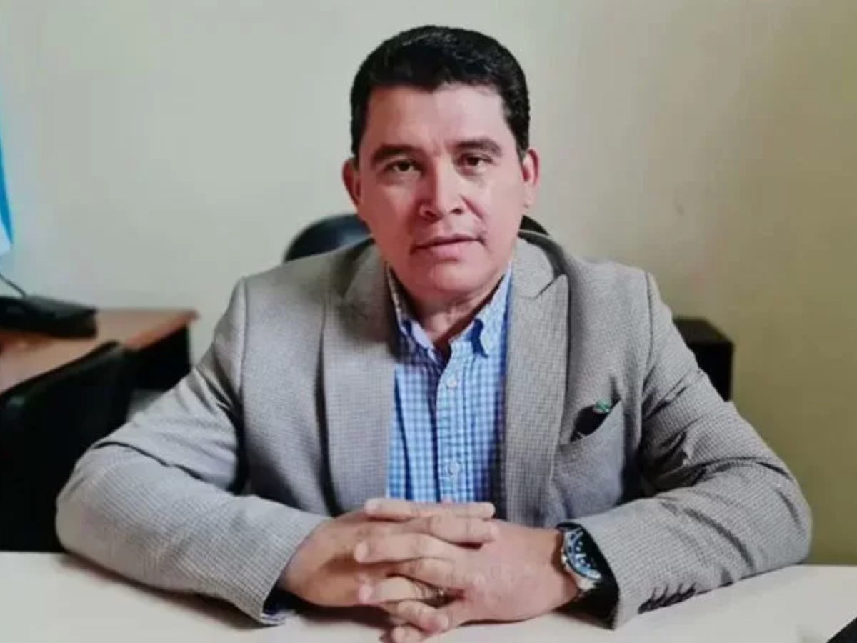 ¿Por qué renunció Elías Mendoza de su cargo como subdirector del Hospital San Felipe?