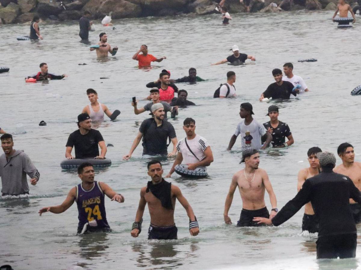 Varios murieron ahogados: migrantes regresan a Marruecos tras una noche de violencia en España