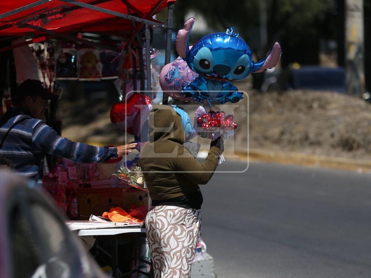 Flores, tazas y globos: así se vive el Día del Amor y la Amistad en la capital