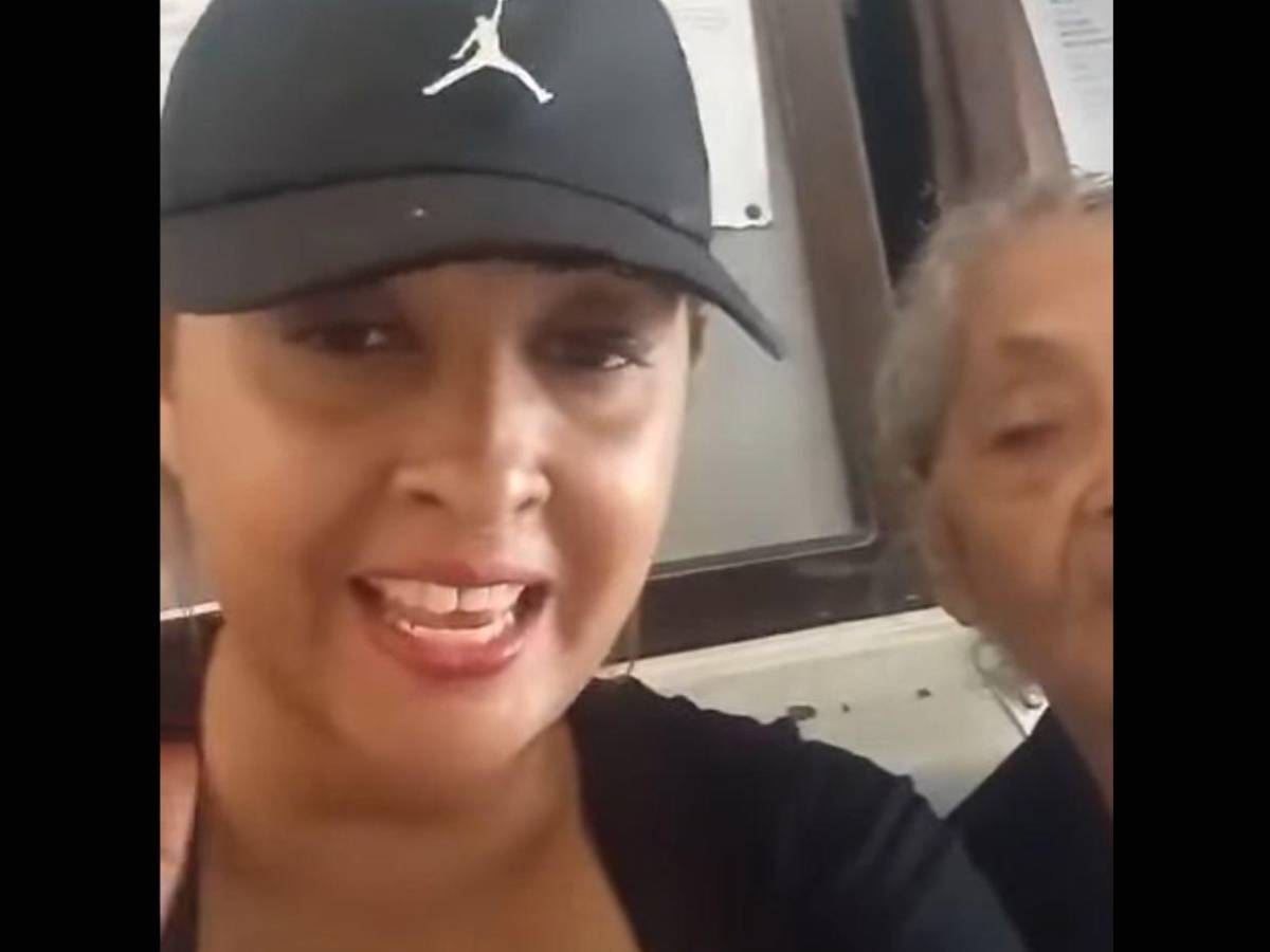 Abuela alcahueta: así se defiende mujer tras insultar y golpear a su madre en La Ceiba