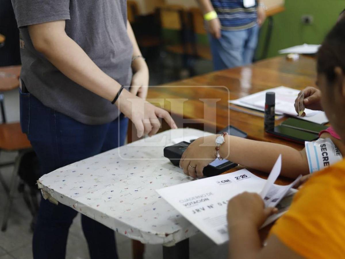 Biométrico, tinta indeleble y orden: así se desarrollan las elecciones en Honduras