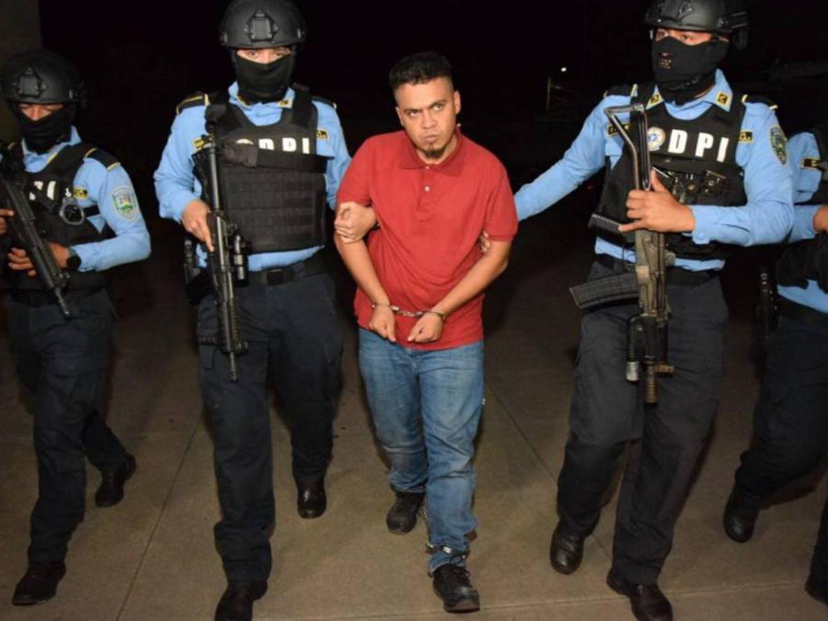 Daniel Alejandro Almendares Ordóñez, alias “AR-15”, durante su traslado.