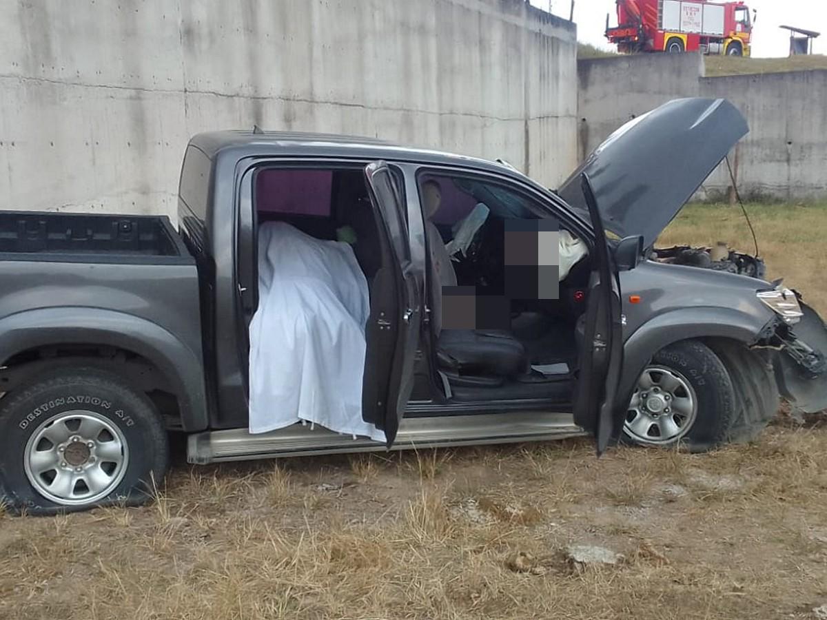 El cuerpo de la víctima quedó en la parte trasera del automotor, ya que al parecer durante el choque y despiste sufrió severos daños.