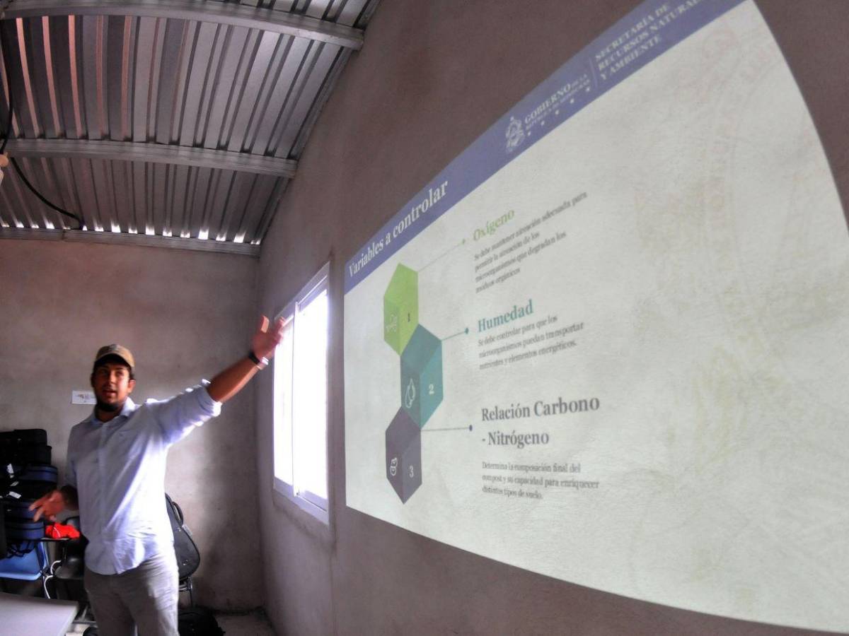 Escuelas Amigables: Niños ya son expertos en elaboración de compostaje