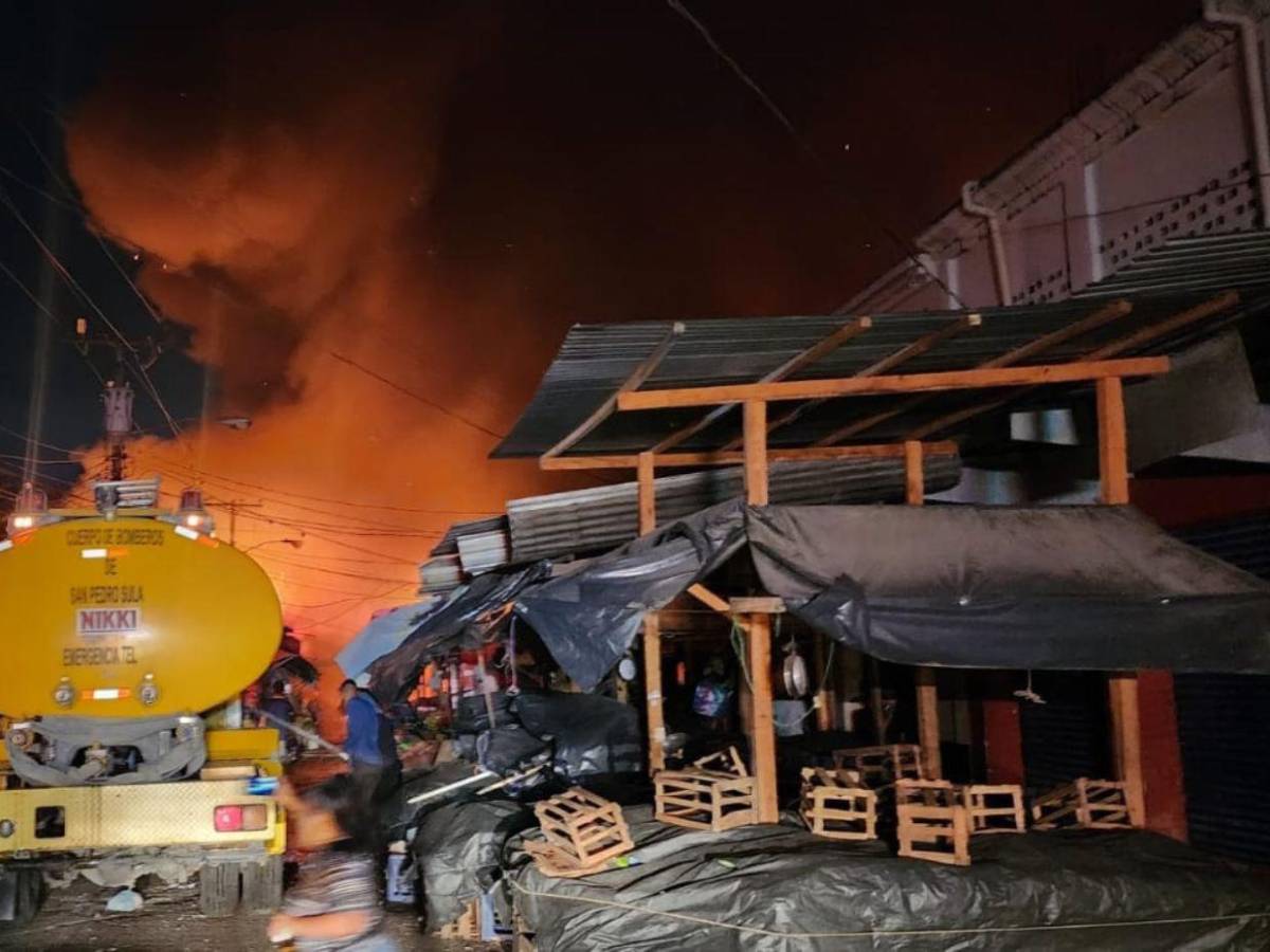Imágenes de incendio devorador en Mercado Medina en SPS: Todo está rostizado ya