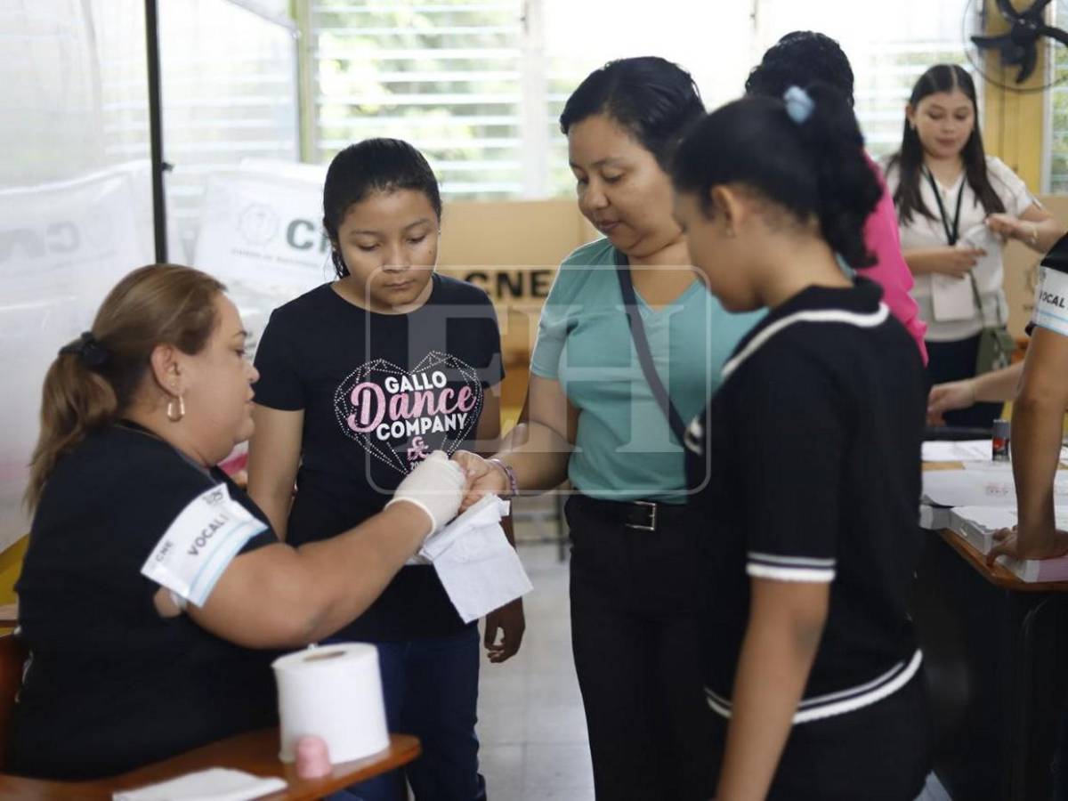 Biométrico, tinta indeleble y orden: así se desarrollan las elecciones en Honduras