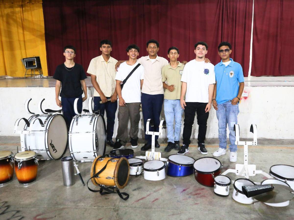 Banda marcial del Instituto Superación San Francisco afina su ritmo para los desfiles patrios