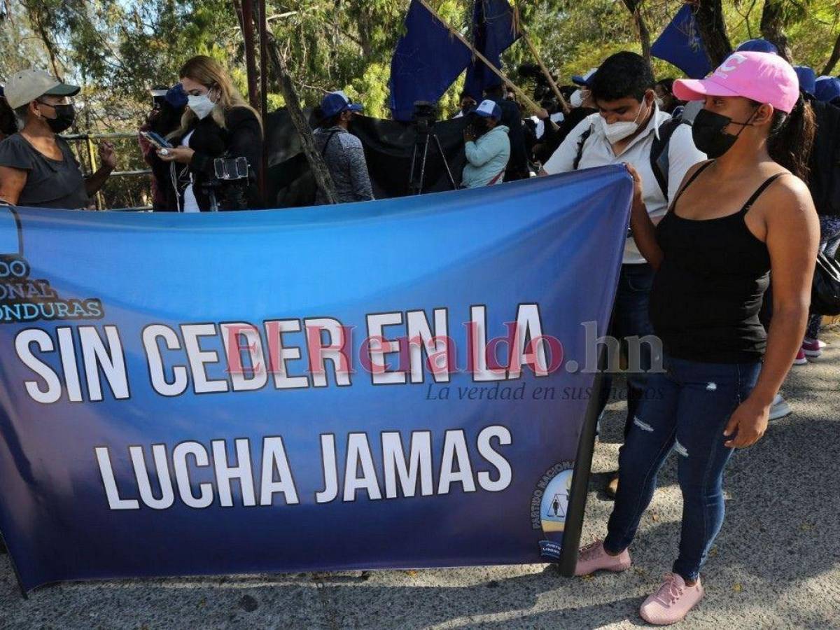 “Él no es narcotraficante”: Simpatizantes nacionalistas acuden a apoyar a Juan Orlando Hernández