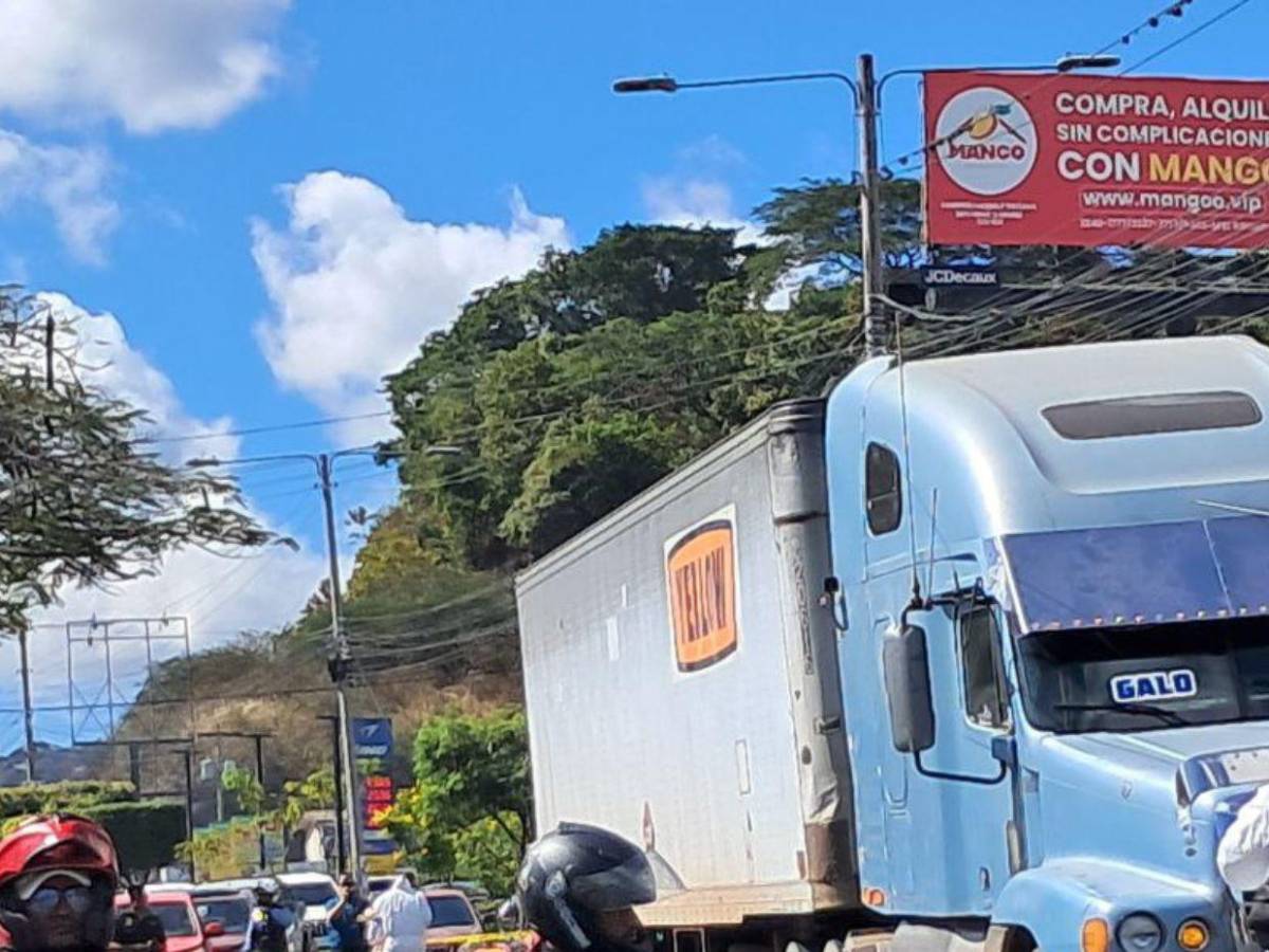 Entre las llantas de una rastra: Motociclista muere atropellado en el bulevar FF AA