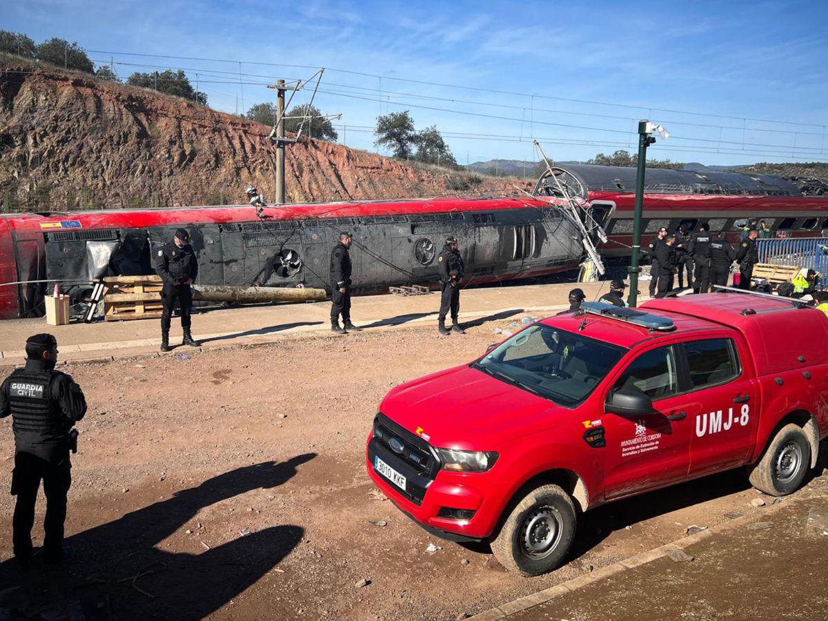 ¿Qué se sabe del accidente de trenes en España que provocó al menos 39 muertes?