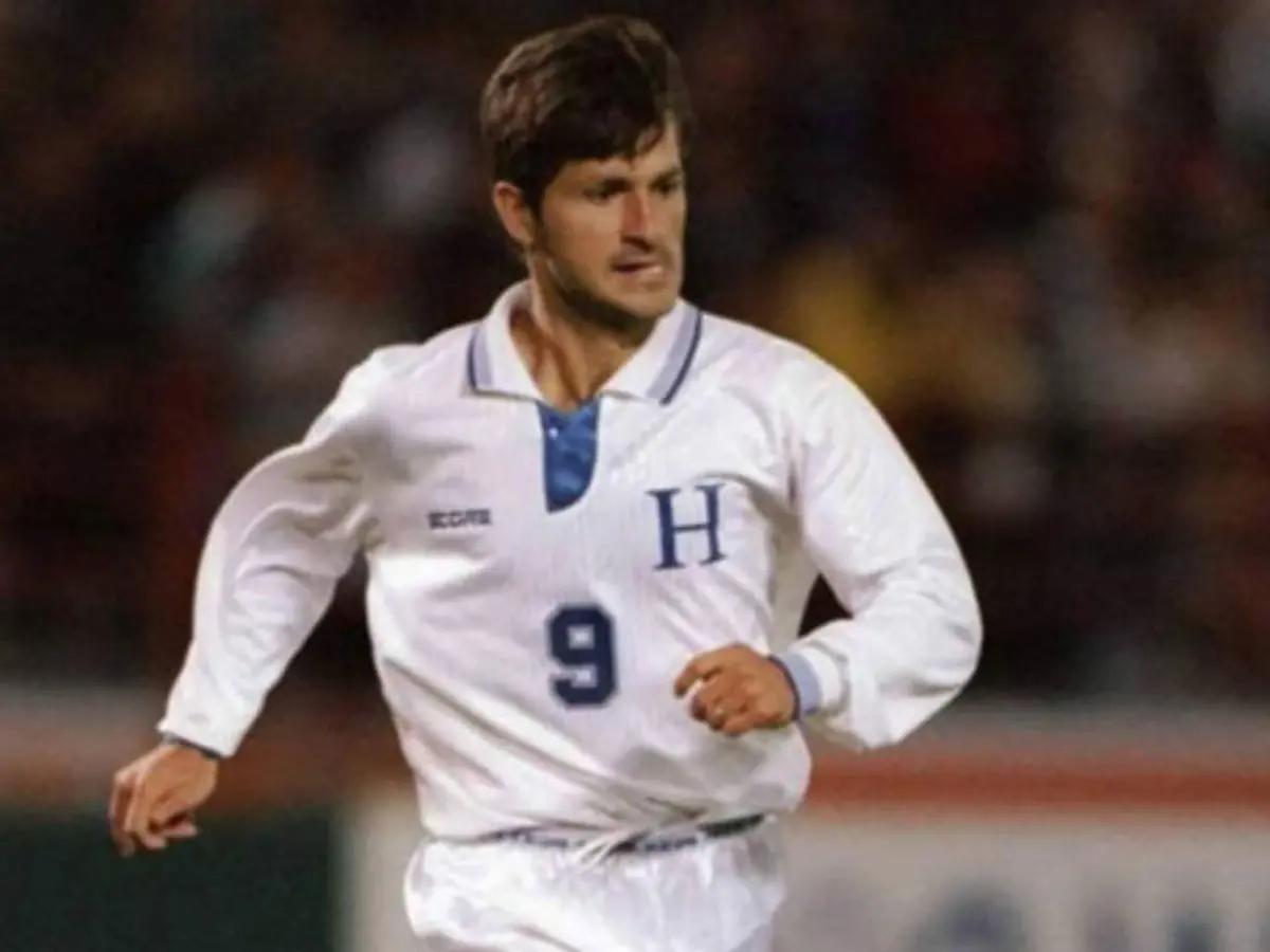 Famosa revista de España causa polémica al nombrar los 15 mejores futbolistas de Honduras