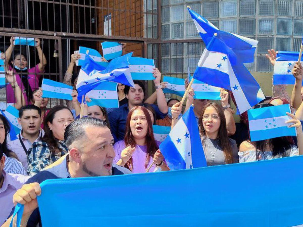 ¡Cossette, no estás sola!: protestan frente al CNE mientras la ATIC asegura documentos