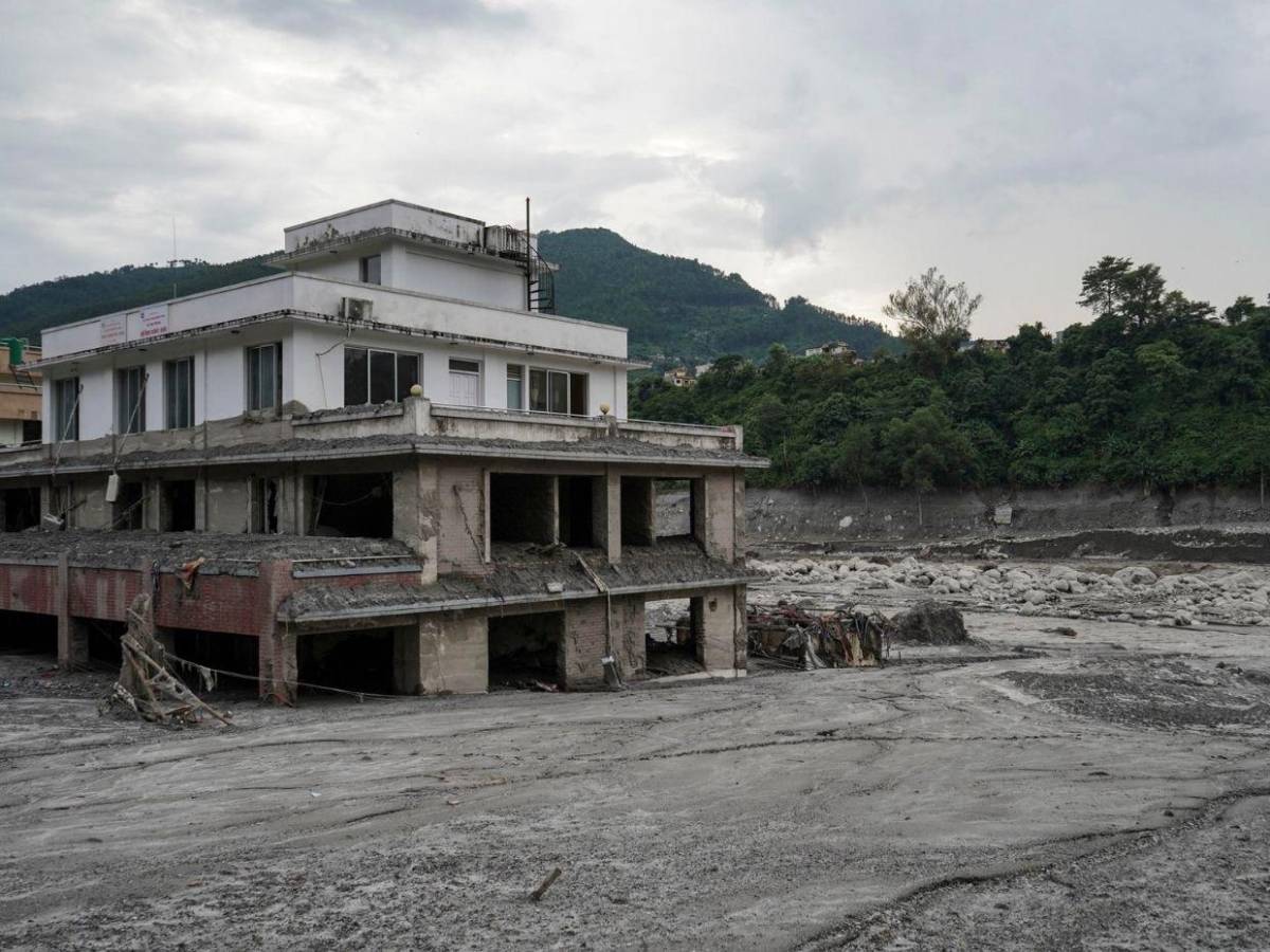Cuerpos entre los escombros y el barro hasta el cuarto piso: así quedó Nepal tras la riada