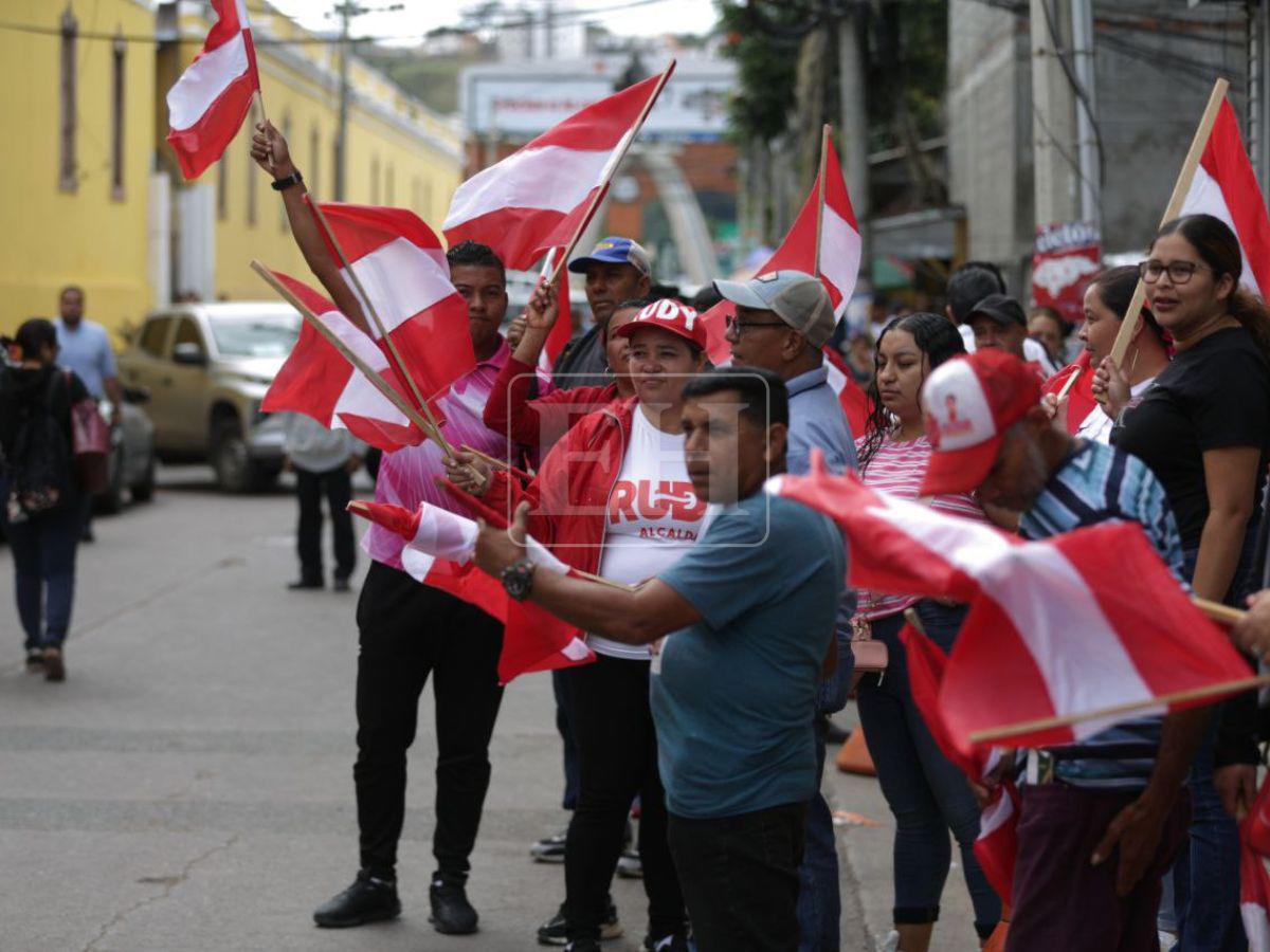 Exigen transparencia y voto por voto: liberales protestan en las afueras del CNE