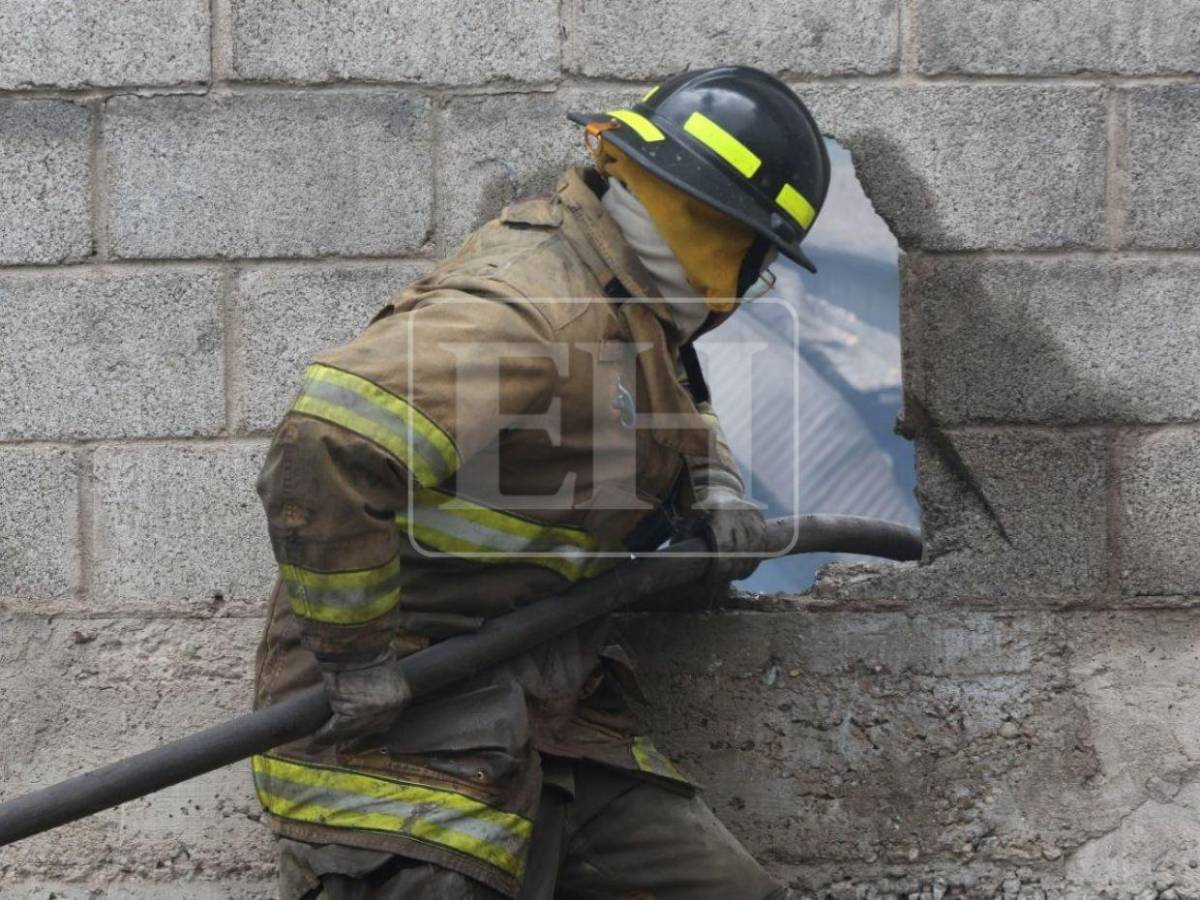 Bajo escombros queda bodega incendiada tras derrumbe de cerro en el anillo periférico