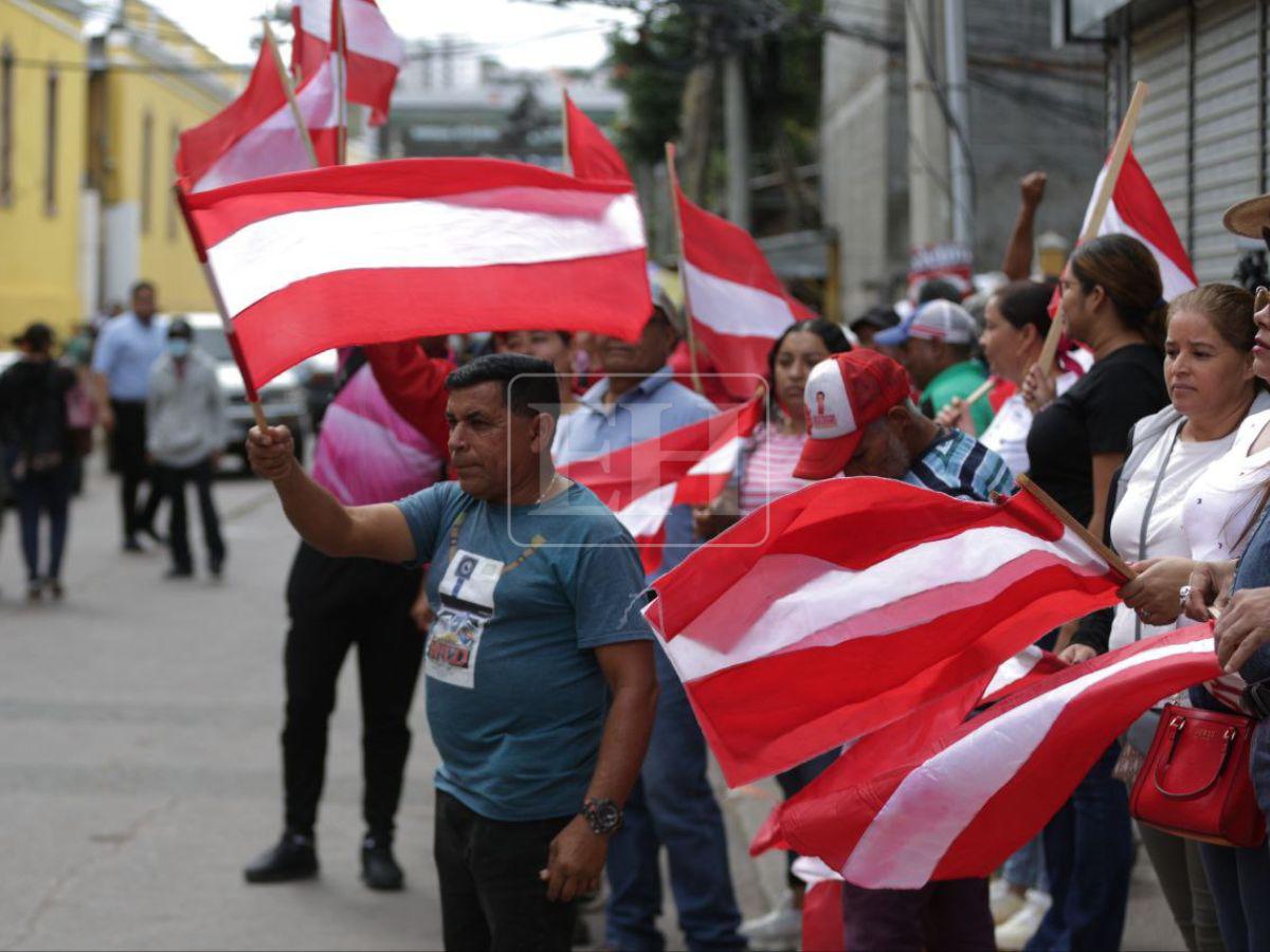 Exigen transparencia y voto por voto: liberales protestan en las afueras del CNE
