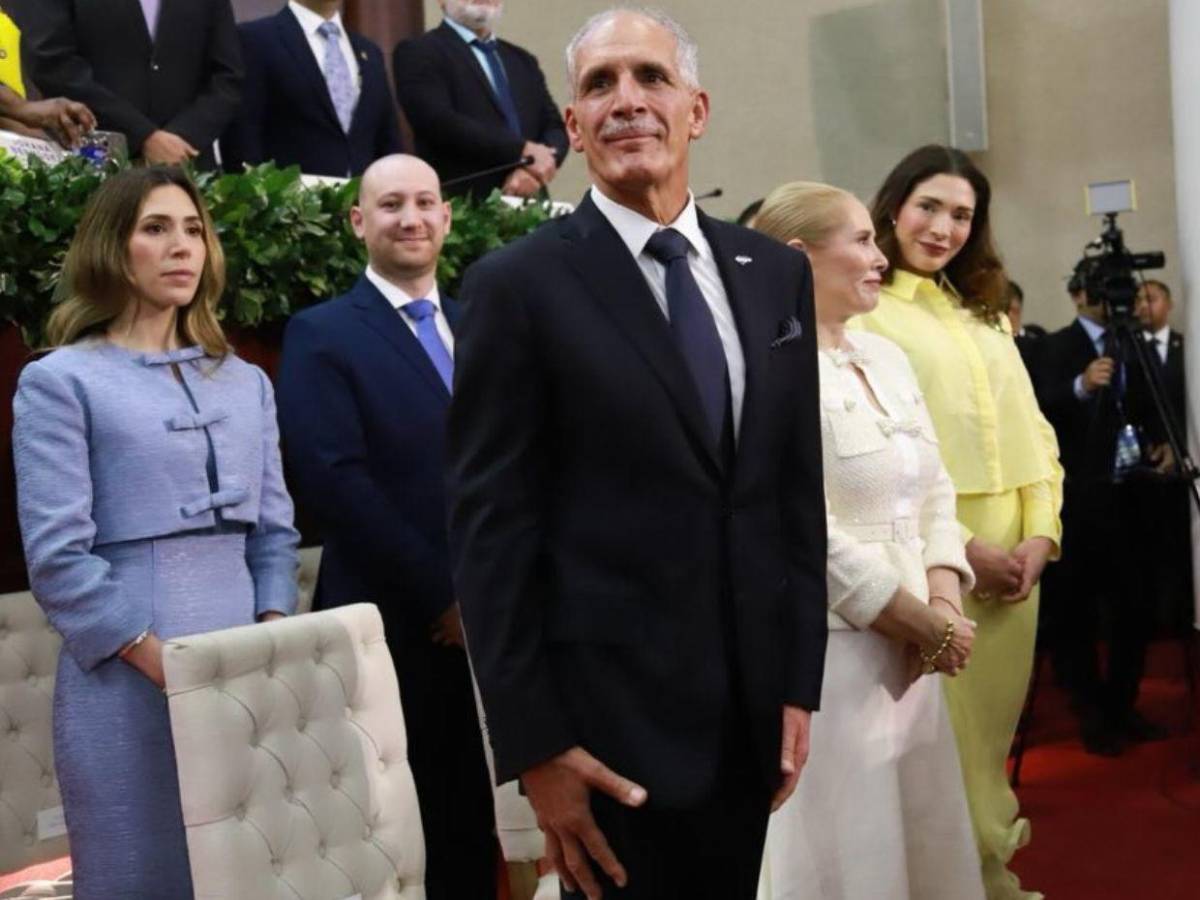 Tonos blancos y pasteles: Así vistieron las damas en la toma de posesión