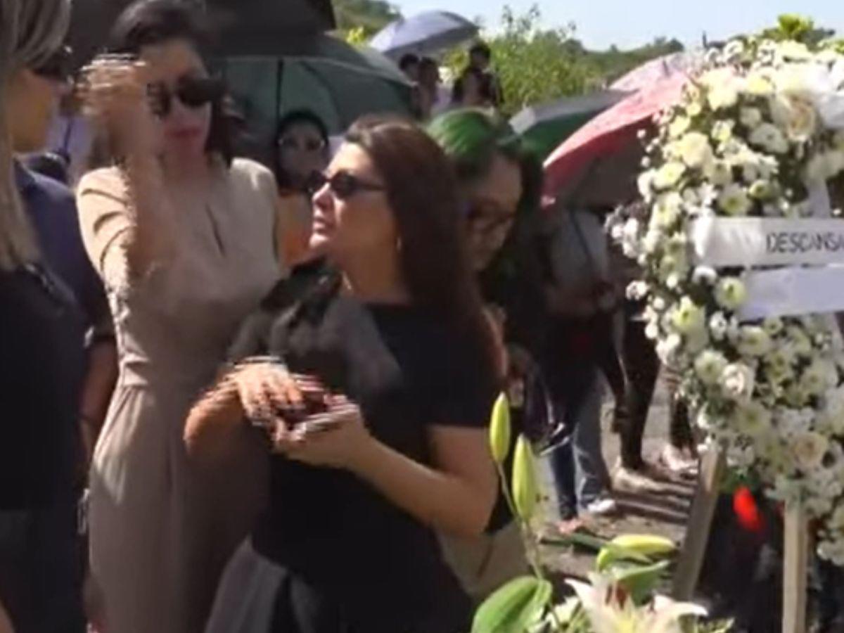 Milagro Flores se quebranta en el sepelio de Mayra Tercero: “Es un balde de agua fría