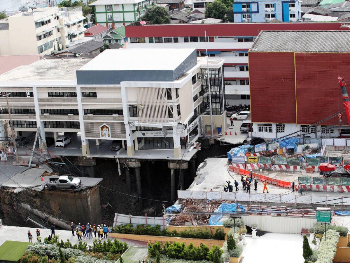 Gran socavón en Bangkok obliga a evacuaciones y corta servicios en hospital y zona