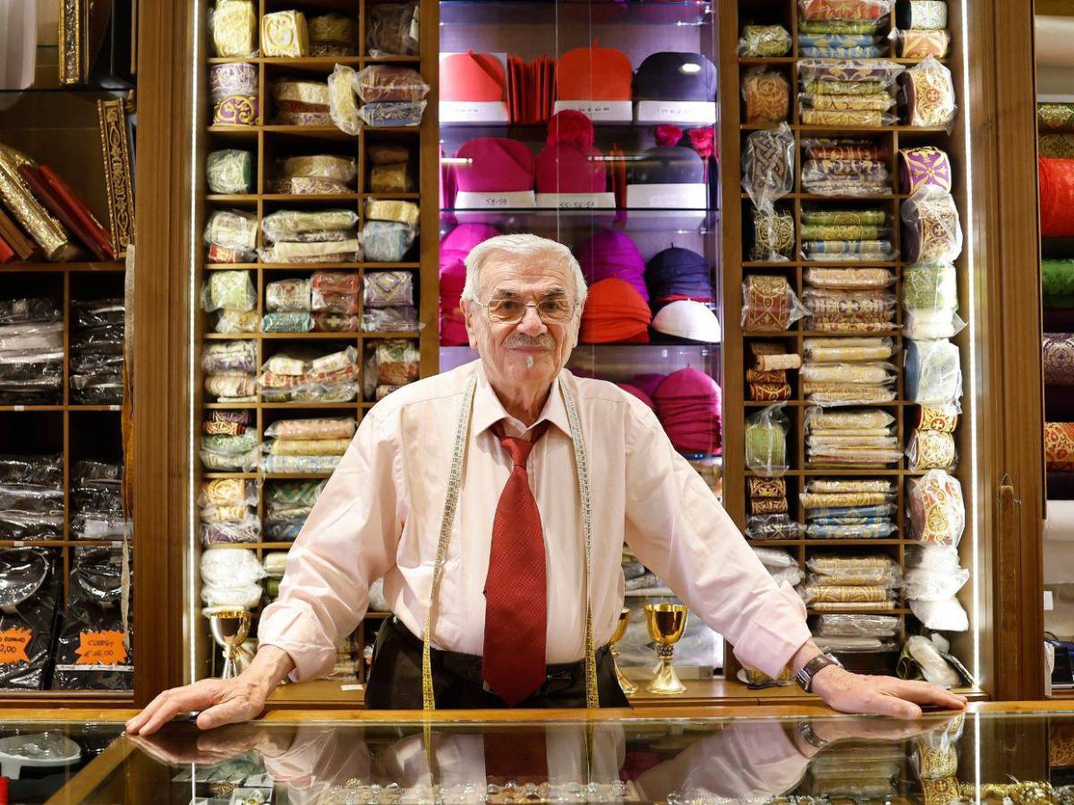 Mancinelli, sastre que viste a los papas, prepara el traje del próximo pontífice