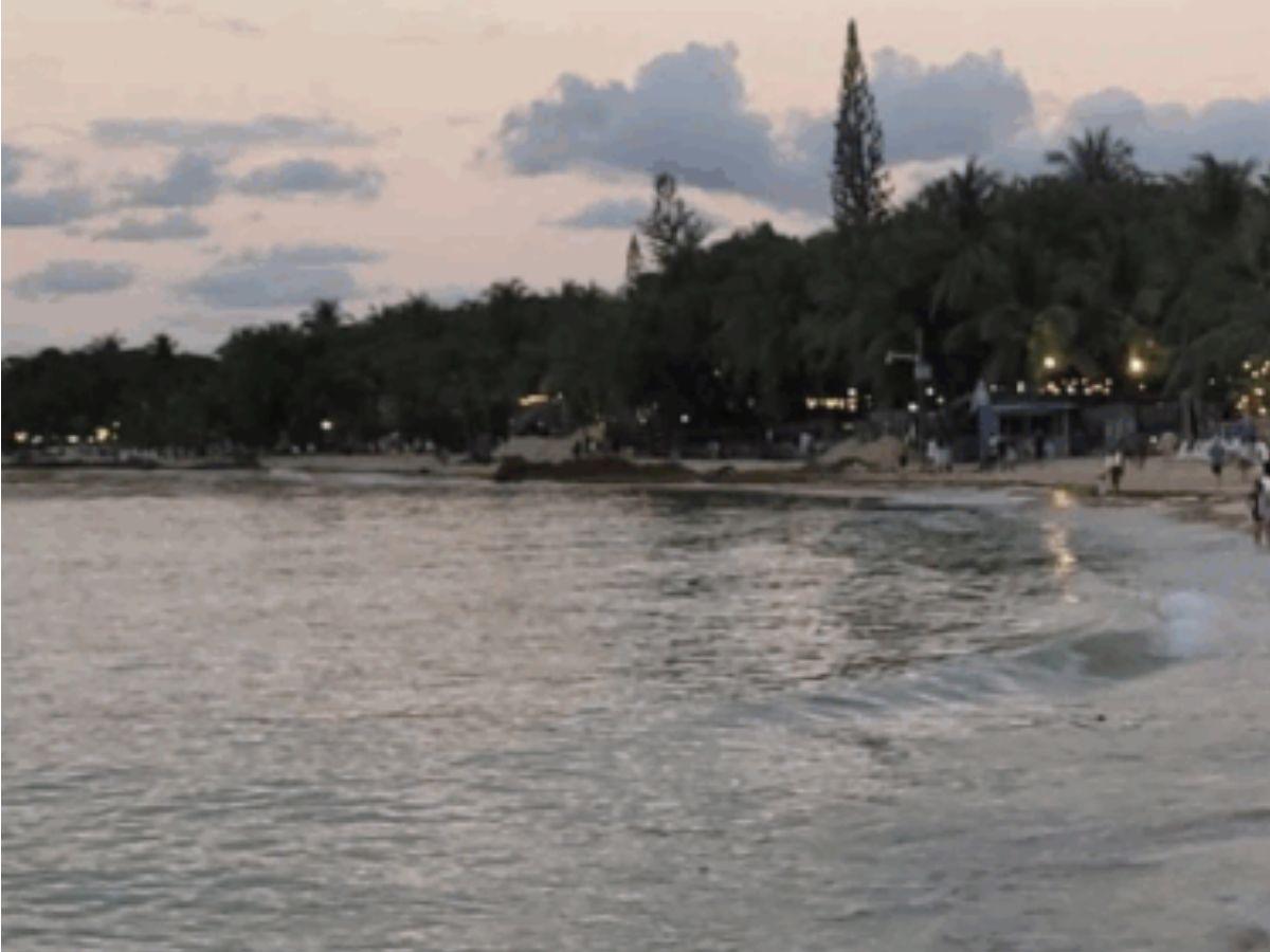 En total limpieza van quedando las playas de West Bay tras invasión de sargazo
